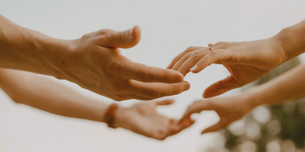 Hände greifen ineinander