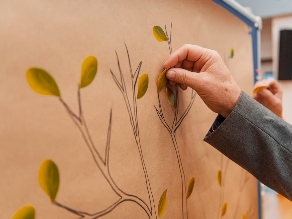 Hände greifen ineinander